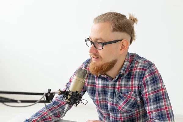 Koncepcja radiowego hosta-zbliżenie przystojnego mężczyzny działającego jako host radiowy na stacji radiowej — Zdjęcie stockowe