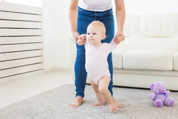 Little Baby Girl pierwsze kroki z pomocą Mama — Zdjęcie stockowe