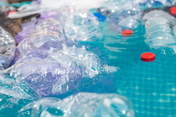 Reciclagem de plástico, poluição e conceito ambiental - Problema ambiental da poluição do lixo plástico na água — Fotografia de Stock