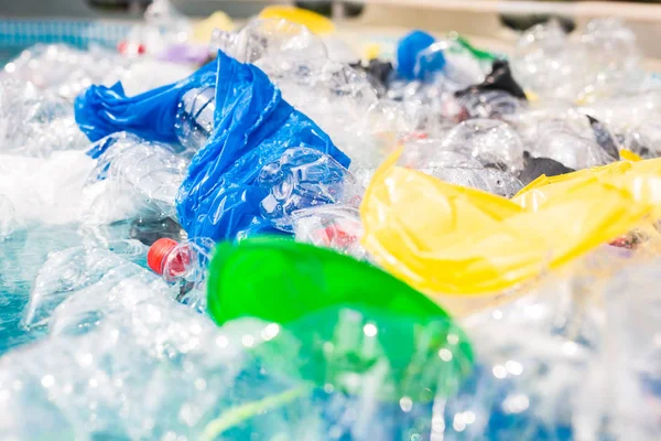Ανακύκλωση πλαστικών, ρύπανση και περιβαλλοντική αντίληψη-περιβαλλοντικό πρόβλημα της ρύπανσης από πλαστικά σκουπίδια — Φωτογραφία Αρχείου