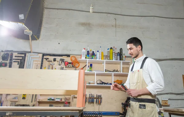 Pequeñas empresas, muebles y concepto de trabajador - Joven guapo que trabaja en la fábrica de muebles —  Fotos de Stock