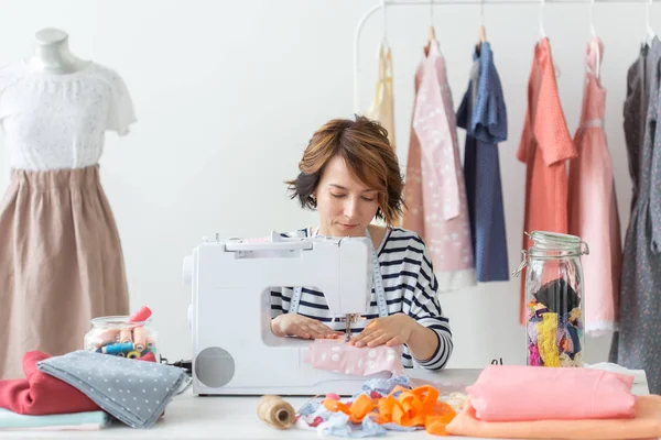 Diseñador de ropa, costurera, concepto de la gente - costurera mujer que trabaja en su estudio — Foto de Stock