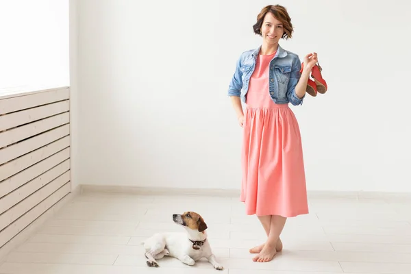Ruházati Designer, emberek, PET koncepció-fiatal nő a ruha-és farmer kabát Jack Russell — Stock Fotó