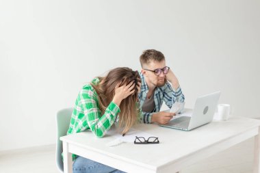 Üzgün kocası ve eşi ödeme ve geçen ay içinde yapılan satın alma toplam maliyetlerini dikkate. Öğrencilerin yaşam düşük standardı kavramı.