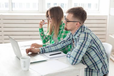Üzgün kocası ve eşi ödeme ve geçen ay içinde yapılan satın alma toplam maliyetlerini dikkate. Öğrencilerin yaşam düşük standardı kavramı.