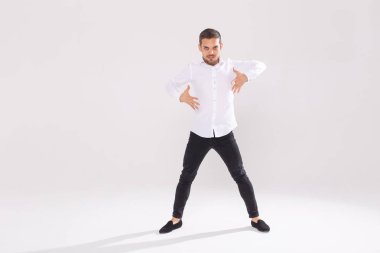 Kopya alanı ile beyaz arka plan üzerinde dans Yakışıklı genç adam