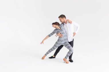 Sosyal dans, Bachata, Kizomba, Tango, salsa, insanlar kavramı-kopya alanı ile beyaz arka plan üzerinde dans genç çift