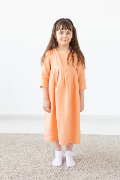Infância, crianças e conceito de designer de roupas - menina posando em roupas de moda no estúdio — Fotografia de Stock