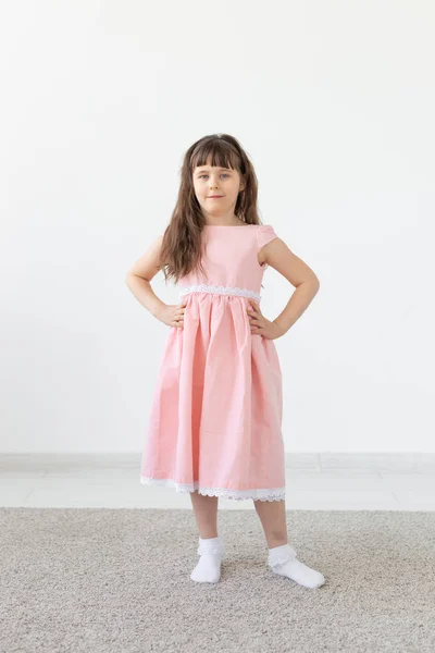 La niña es una modelo, en un vestido rosa en el estudio — Foto de Stock