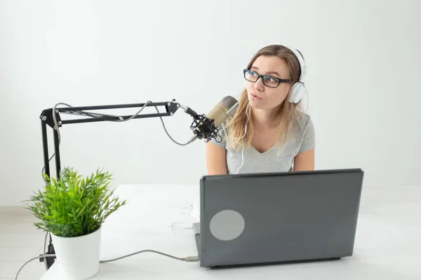 Concepto de presentadora de radio - Mujer joven que trabaja como presentadora de radio en la estación de radio — Foto de Stock