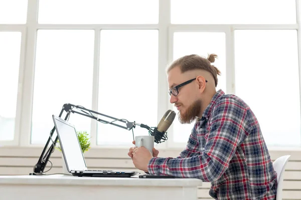 Concepto de bloguero, streamer y gente - Divertido joven DJ trabajando en la radio — Foto de Stock