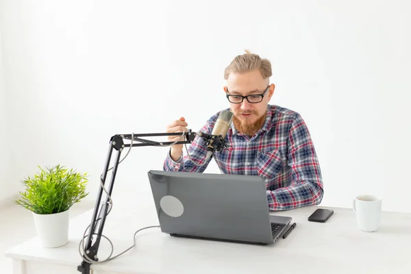 Blogger, streamer y concepto de radiodifusión - joven DJ trabajando en la radio . — Foto de Stock
