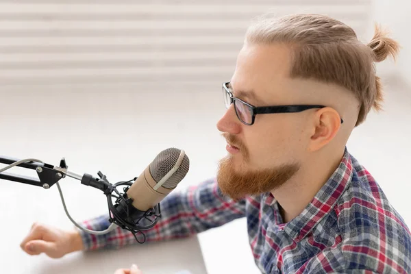 Radiovärd, streamer och Blogger Concept-närbild av stilig man som arbetar som radiovärd på radiostationen sitter framför mikrofonen — Stockfoto