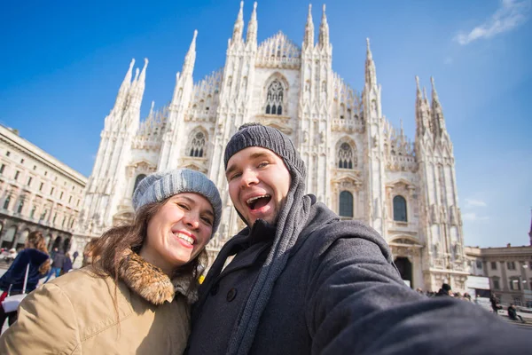 Komik çift Milano Duomo Meydanı'nda kendi kendine portre çekici. Kış seyahat, İtalya ve ilişki kavramı — Stok fotoğraf