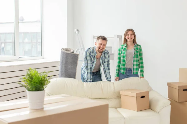 Familie, nieuwe appartement en verplaatsing concept - jong koppel bewegen in nieuwe woning — Stockfoto