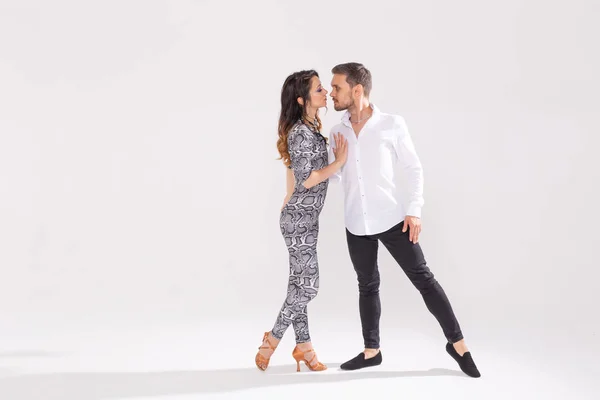 Młoda para tańczy taniec łaciński Bachata, merengue, Salsa, kizomba. Dwie elegancji stanowią na białym tle z kopią przestrzeni — Zdjęcie stockowe