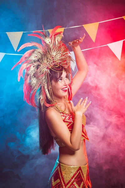 Carnevale, ballerino e concetto di vacanza - Bellezza donna bruna in abito da cabaret e copricapo con piume e strass naturali . — Foto Stock