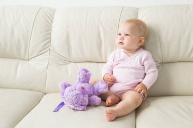 Çocuk, çocukluk ve çocuk kavramı - Kanepede büyüleyici kız bebek Portresi