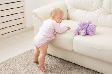 Çocuk, çocukluk ve çocuk kavramı - güzel gülümseyen bebek oynuyor