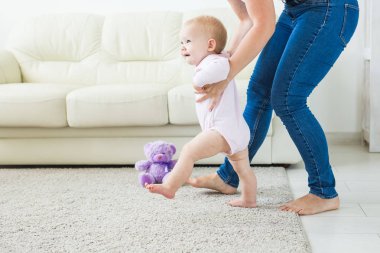 Evde anneler yardım ile ilk adımları atıyor Bebek
