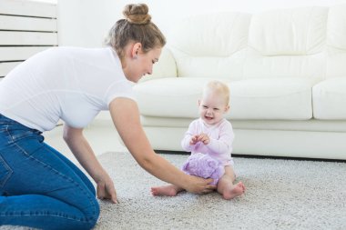 Çocuklar ve ebeveynler kavramı - Anne ve evde onun küçük bebek
