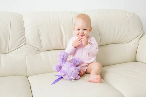 Kinderen, kinder-en kindertijd concept-mooie lachende baby zittend — Stockfoto