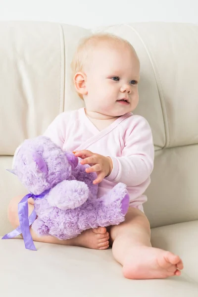 Concepto de niños, bebés y niños: hermosa niñera sonriente — Foto de Stock