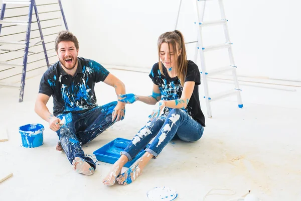 Άνθρωποι, ανακαίνιση και επισκευή concept-πορτρέτο του ευτυχισμένο ζευγάρι ρίξτε μπογιά και να διασκεδάζουν — Φωτογραφία Αρχείου