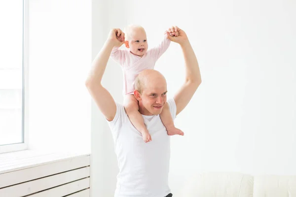 Family, parenthood and fatherhood concept - happy father playing with little baby girl at home — Stock Photo, Image