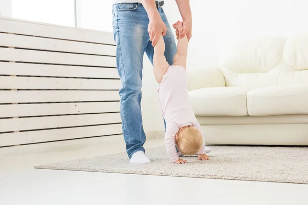 Concetto di paternità e famiglia - Padre e piccolo bambino in casa, giocando . — Foto Stock
