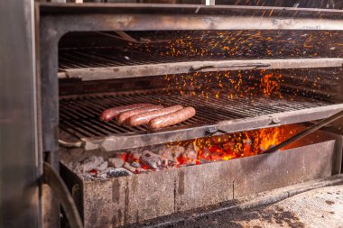 Yemek, lezzetli ve et yemekleri kavramı - Barbekü üzerinde hazırlanan at sosis