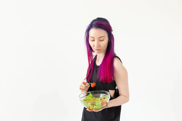 Młoda dziewczyna azjatyckich fitness jedzenia lekkie sałatki warzywne po treningu w jej domu. Koncepcja utraty wagi i zdrowego stylu życia. — Zdjęcie stockowe