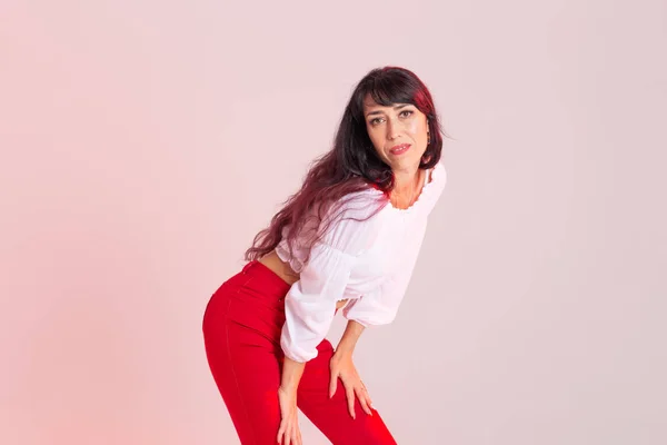 Latin Dance, Bachata Lady, Jazz Modern und vogue Dance Konzept - schöne junge Frau tanzt im Hintergrund mit Kopierraum — Stockfoto