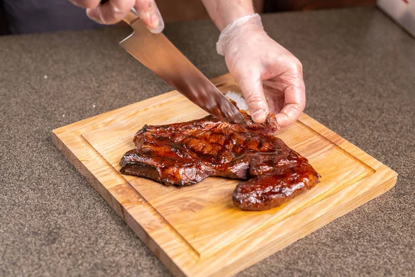 おいしい食べ物、工芸コンセプト - 馬の肉のステーキを切る男 — ストック写真