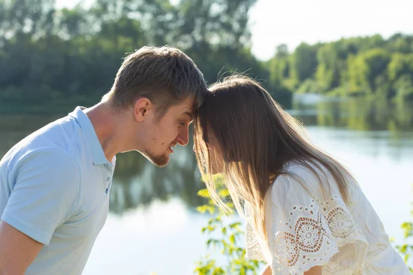 Skilsmässa, kamp och relationsproblem-ungt par arg på varandra — Stockfoto