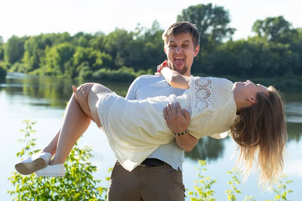 Glückliches romantisches Paar verliebt und Spaß im Freien im Sommertag, Schönheit der Natur, Harmoniekonzept — Stockfoto