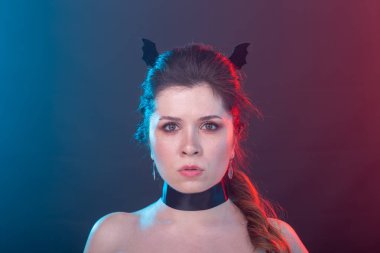 Cadılar Bayramı, tatil ve karnaval kavramı - gotik tarzı nda kadın portresi çok ciddi bakıyor