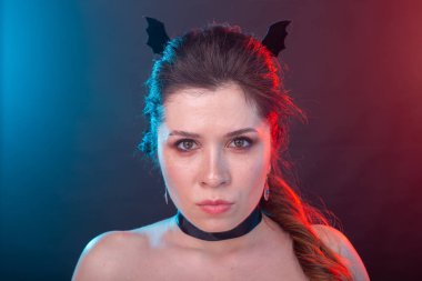 Cadılar Bayramı, tatil ve karnaval kavramı - gotik tarzı nda kadın portresi çok ciddi bakıyor