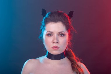 Cadılar Bayramı, tatil ve karnaval konsepti - gotik tarzda kadın.