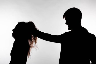 Saldırganlık ve istismar kavramı - beyaz arka plan üzerinde izole stüdyo siluet aile içi şiddet ifade erkek ve kadın.