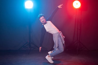 Dans, hip-hop ve Reggaeton kavramı-ışıklar üzerinde dans genç adam.