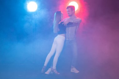 Sosyal dans, kizomba, salsa, semba veya zouk kavramı - genç bir çift dans bachata ve salsa disko