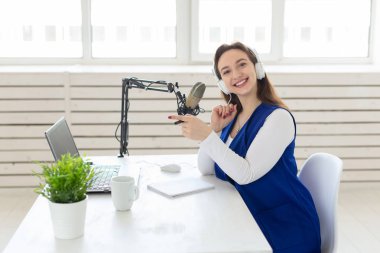 Radyo, bloglama, yayın konsepti - Genç kadın radyo üzerinde çalışıyor