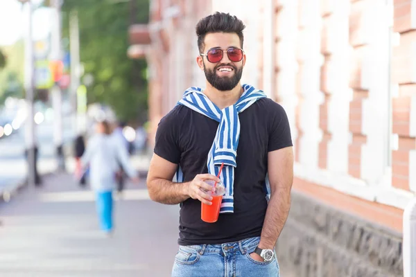 Retrato de un joven y elegante árabe hipster macho con jugo. Vacaciones urbanas en el concepto de fin de semana . — Foto de Stock