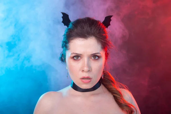 Mode sombre, Halloween et concept de personnes - femme gothique dans les oreilles de chauve-souris sur le fond sombre — Photo