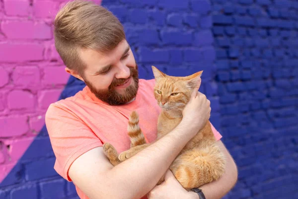友情とペットの概念 - 屋外でかわいい猫とハンサムな若者 — ストック写真