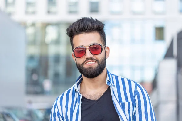 Retrato de homem de confiança bonito com uma barba ao ar livre — Fotografia de Stock