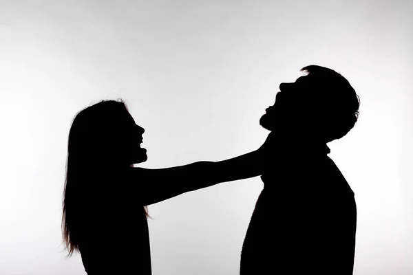 Aile içi şiddet ve istismar kavramı - Bir kadını boğan bir adamın silueti — Stok fotoğraf