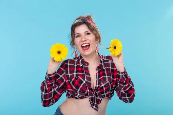 Vintage, moda e conceito florístico - mulher com gerberas se divertindo em estilo retro no fundo azul — Fotografia de Stock