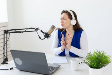 Radyo, bloglama, podcasting kavramı - genç kadın radyoda dj olarak çalışıyor.